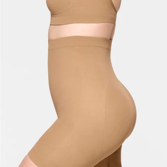 Skims SCULPTING SHORT MID THIGH | OCHRE s/m - Picture 3 of 3